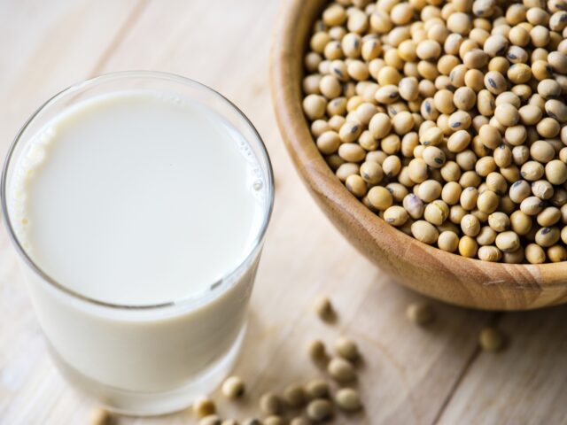 牛乳に対する植物性ミルクの環境負荷面での優位性